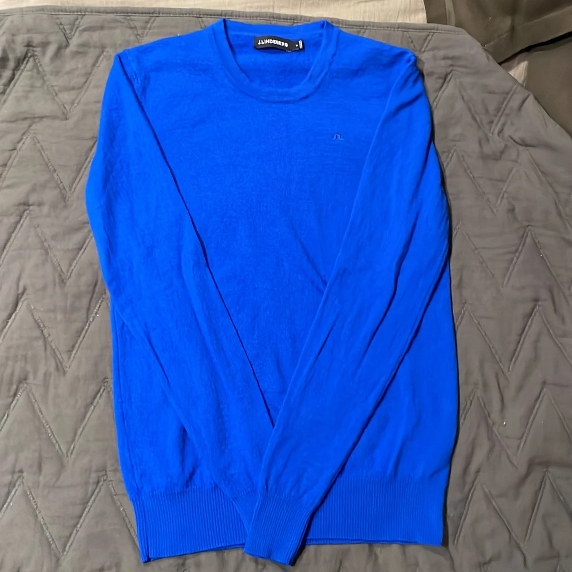 Blå stickad tröja från J.Lindeberg