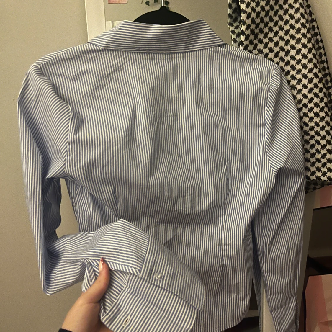 blå vitfigursydd skjorta - 1