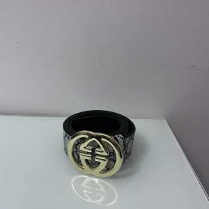 Dubell G skärp - GG skärp med guld märke