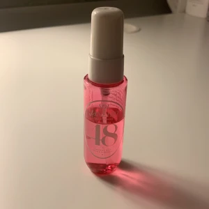 Sol de Janeiro 48 Perfume Mist - En liten body mist från Sol de Janeiro. Har använt cirka 10ml så det är ungefär 20ml kvar. Perfekt att ta med i väskan💕