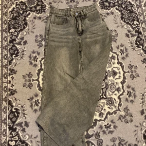 Grå wide jeans från Shein XS - Snygga grå jeans från Shein i storlek XS med hög midja och breda ben. Klassisk femficksmodell med knapp och dragkedja framtill. Materialet är en mix av bomull, polyester och viskos som ger en skön känsla och bra passform.