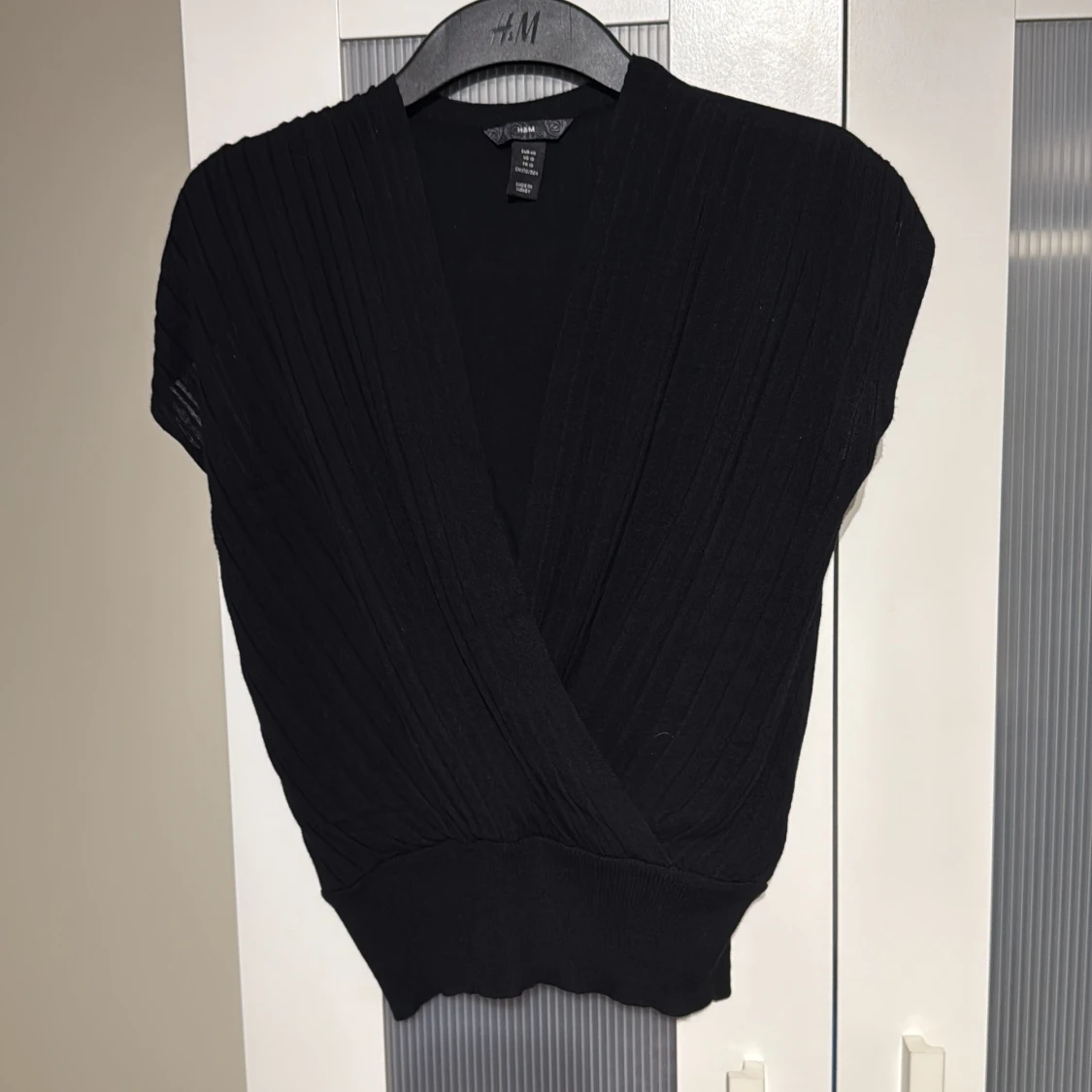 Svart omlottopp från H&M, strl 40