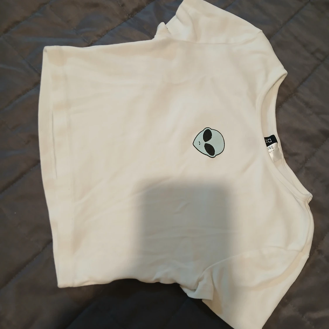 Vit croppad topp med alien-tryck