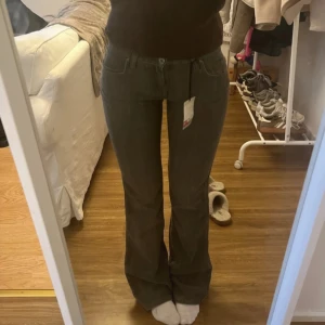 Lågmidjade bootcut manchester jeans - Ny me prislapp