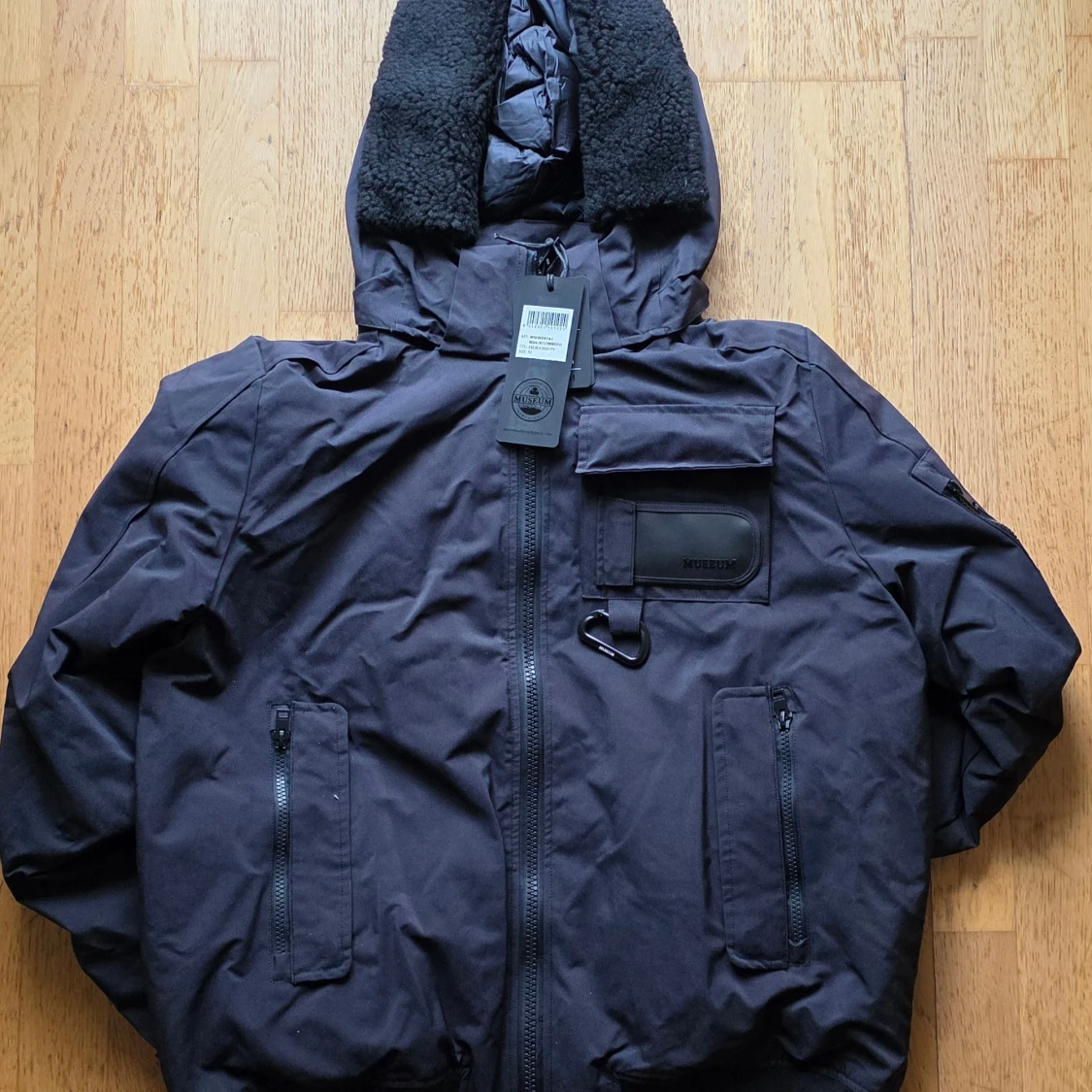 Museum svart dunjacka, storlek 52 Ny oanvänd 
