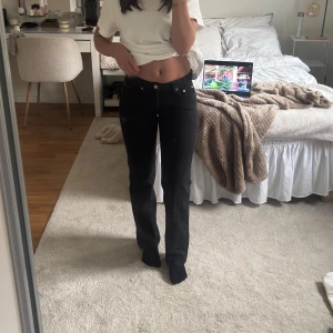 Svarta jeans straight fit - Svarta weekday jeans med klassisk straight fit och låg midja. Endast använd en gång🥰