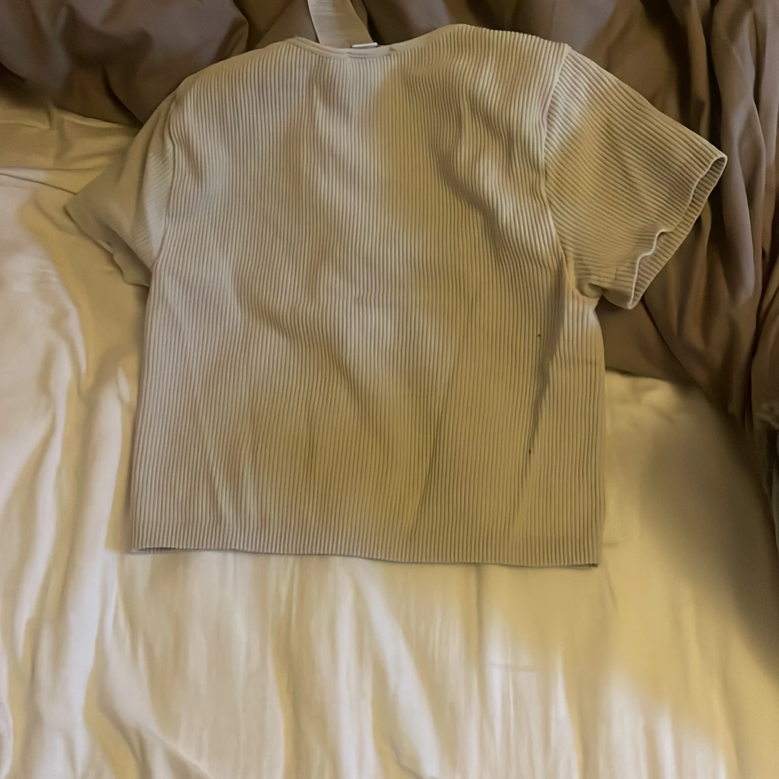 Ljusbeige ribbad croppad topp - 1