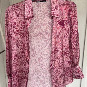 Rosa mönstrad skjorta i silkeslook - Snygg långärmad skjorta/blus från Zara i glansigt material. Fina knappar och unikt mönster! Använd fåtal gånger