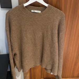 Brun stickad tröja från Zara - Mysig brun stickad tröja från Zara i storlek M. Jätte mysig nu till hösten och en jätte fin färg. Lite nopprig!
