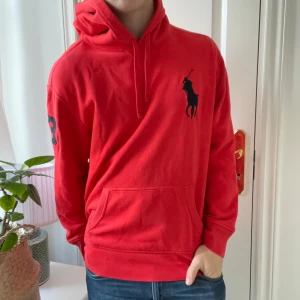 Ralph Lauren big pony hoodie - Ralph Lauren big pony hoodie inga direkta defekter, den är använd men inget mer. Modellen är 180 cm 75 kg och bär L. Kom med frågor! Priset är inte hugget i sten! 