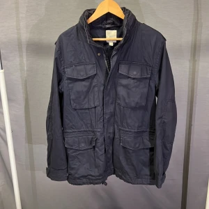 Field jacket M  - Supersnygg field jacket! Size M! Modellen är 179 cm den är för stor! Skick 7/10!  Tryck gärna på köp nu! Hör annars av dig vid frågor🤩