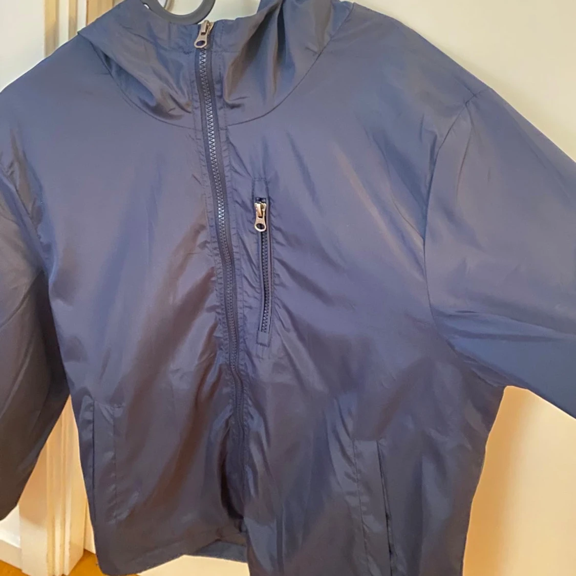 Blå vindjacka Stone Island med huva - 4