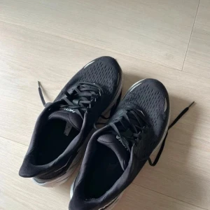 Svarta Hoka Clifton 8 sneakers storlek 42 - Säljer ett par svarta Hoka Clifton 8 sneakers med vit och grå sula. Väldigt fint skick storlek 42