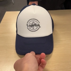 LogoInk Keps - Vårt andra dropp av kepsar är äntligen här, kepsen är oanvänd och en perfekt julklapp till julen. Om du vill veta mer är det bara att skicka ett meddelande!😇5st I lager!!