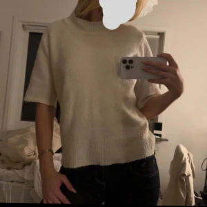 Söt kortärmad stickad tröja  - Supersöt vit stickad från Missäy. Säljer även i svart💕använd men fortfarande bra skick. S/XS