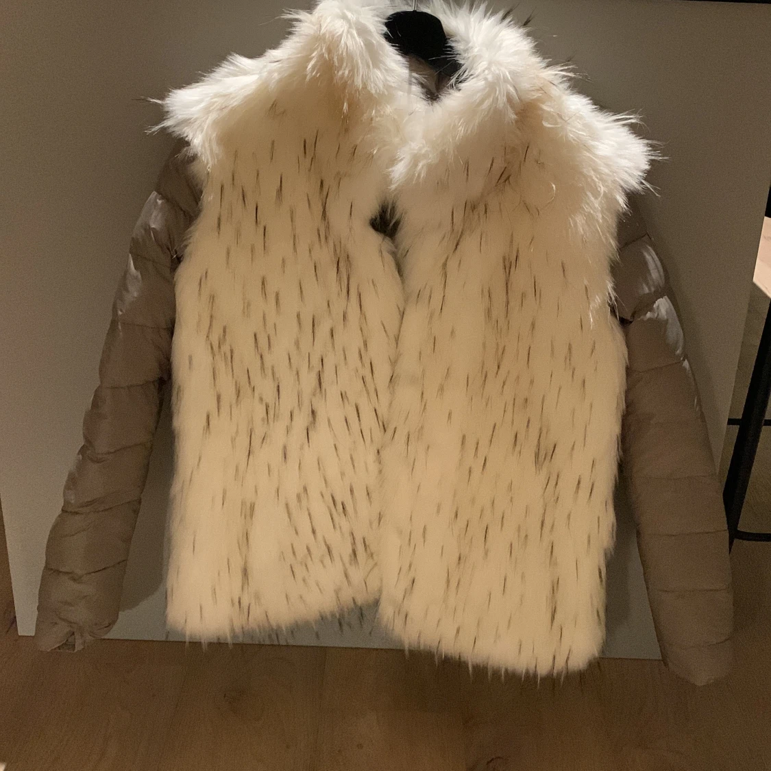 Beige pufferjacka med päls från Colmar - 3