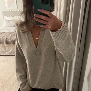 Stickad tröja  - Såå fin beige stickad tröja😍😍 så mysig i vinter🤞🏼storlek L är såå najs lite oversize om man är mindre storlek😍