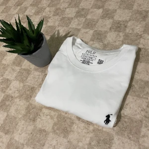 Ralph Lauren T-shirt vit - Säljer min feta slim fit polo perfekt för de som gillar stilrena klädesplagg 