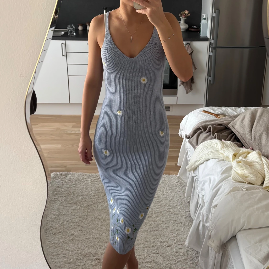 Ljusblå stickad klänning med blommor - 1