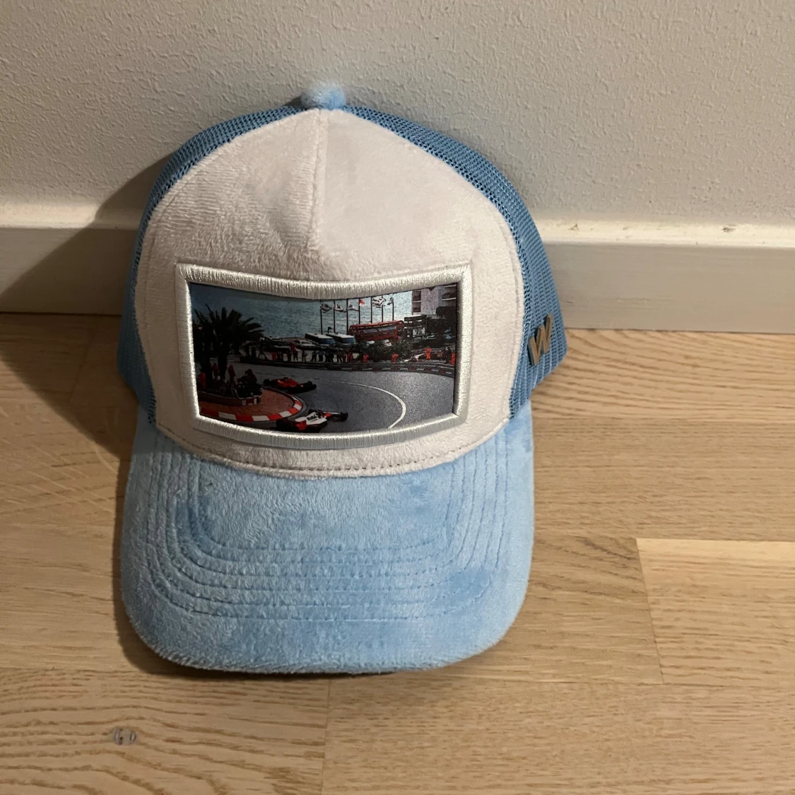 Vit-blå velvetkeps från Ted Wonti