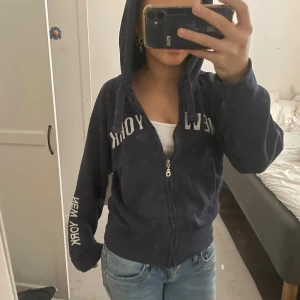 Mörkblå hoodie  - Säljer en gammal hoddie med dragkedja och vit text, från 2000 talet!💗