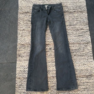 Bootcut jeans från Gina Tricot, grå - Grå bootcut jeans från Gina Tricot i storlek 152. Knappt används och i fint skick❣️