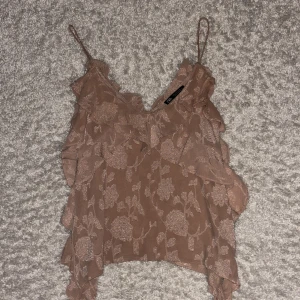 Beige blommig linnetopp från Zara - Supersöt rosa/beige topp ifrån Zara!!! Passar XS/S men är i storlek S