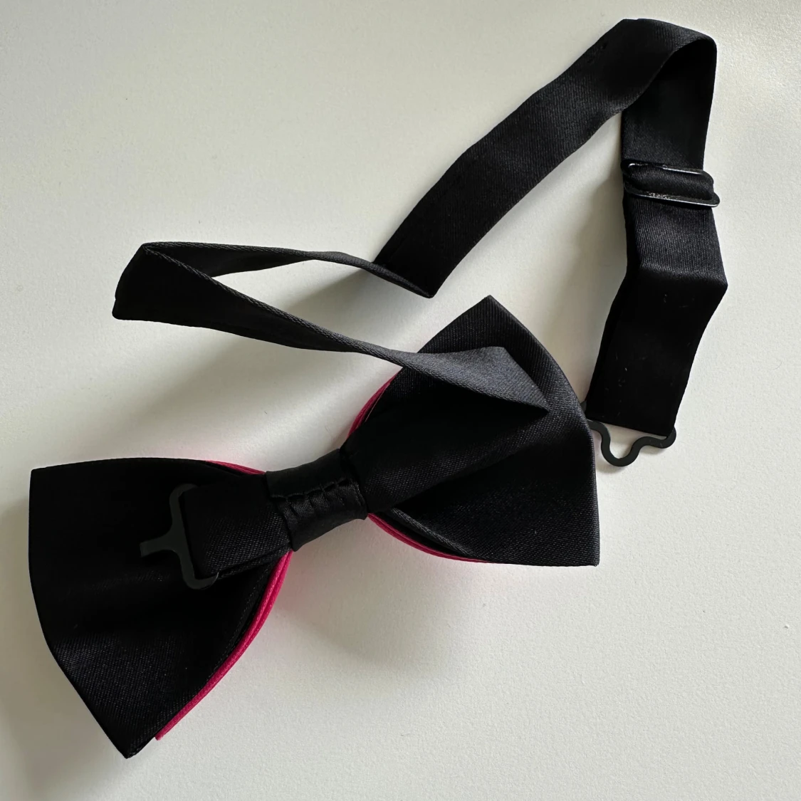 Svart och rosa fluga med justerbart band - 1
