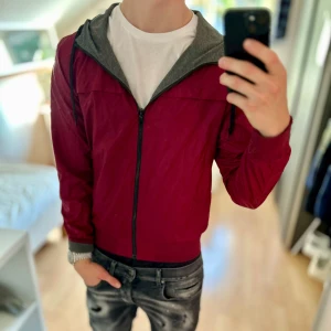 Vändbar Winbreaker Uniqlo - Mycket fint skick, inga defekter. Storlek S passar dig som är mellan 178-188cm. Nypris ca 2000kr. Modellen är 185 cm, 79 kg. Passar bra nu till sen sommar/höst. Skriv för mer information!🤝