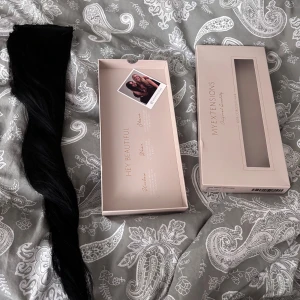 Svart hårförlängning från MyExtensions - Säljer en svart hårförlängning från MyExtensions, levereras i originalförpackning. Håret är långt och rakt med naturlig glans, perfekt för att skapa fylligare och längre frisyrer. Materialet är äkta hår och kommer med en snygg ask.100g