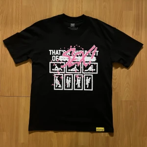That’s a awful lot of cough syrup t-shirt - Svart t-shirt från Desto Dubb med stor vit och rosa text på både fram- och baksida. Framsidan har grafiska figurer och texten 'SEX!!' i rosa graffiti-stil. Rund hals och korta ärmar. Materialet är mjuk bomull, perfekt för dig som gillar streetwear med attityd. Aldrig använd och passar s/m, skriv för frågor/intesse 😌