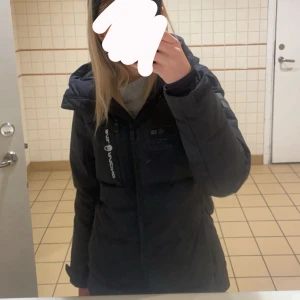 Sail racing jacka - Säljer min sail racing jacka från stadium, pga att den inte passar mig längre, den är i bra skick. Hör av er om ni är intresserade, pris kan diskuteras 🩷