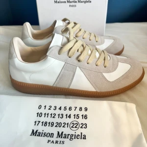  Maison Margiela Gats  - Säljer nu ett par tvär snygga Maison margiela gats som är perfekta nu till vintern. Skorna har en stil vid en design och passar dig som vill ha en stilen look. Skostorlek 43 och innersulans mått är 27 cm. 0bs lnte 0rglnal men i mycket bra kvalitet 😊MVH Johan 
