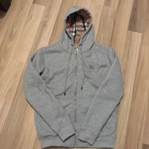 Grå Burberry zip hoodie S - Grå Burberry zip hoodie storlek S i nyskick 