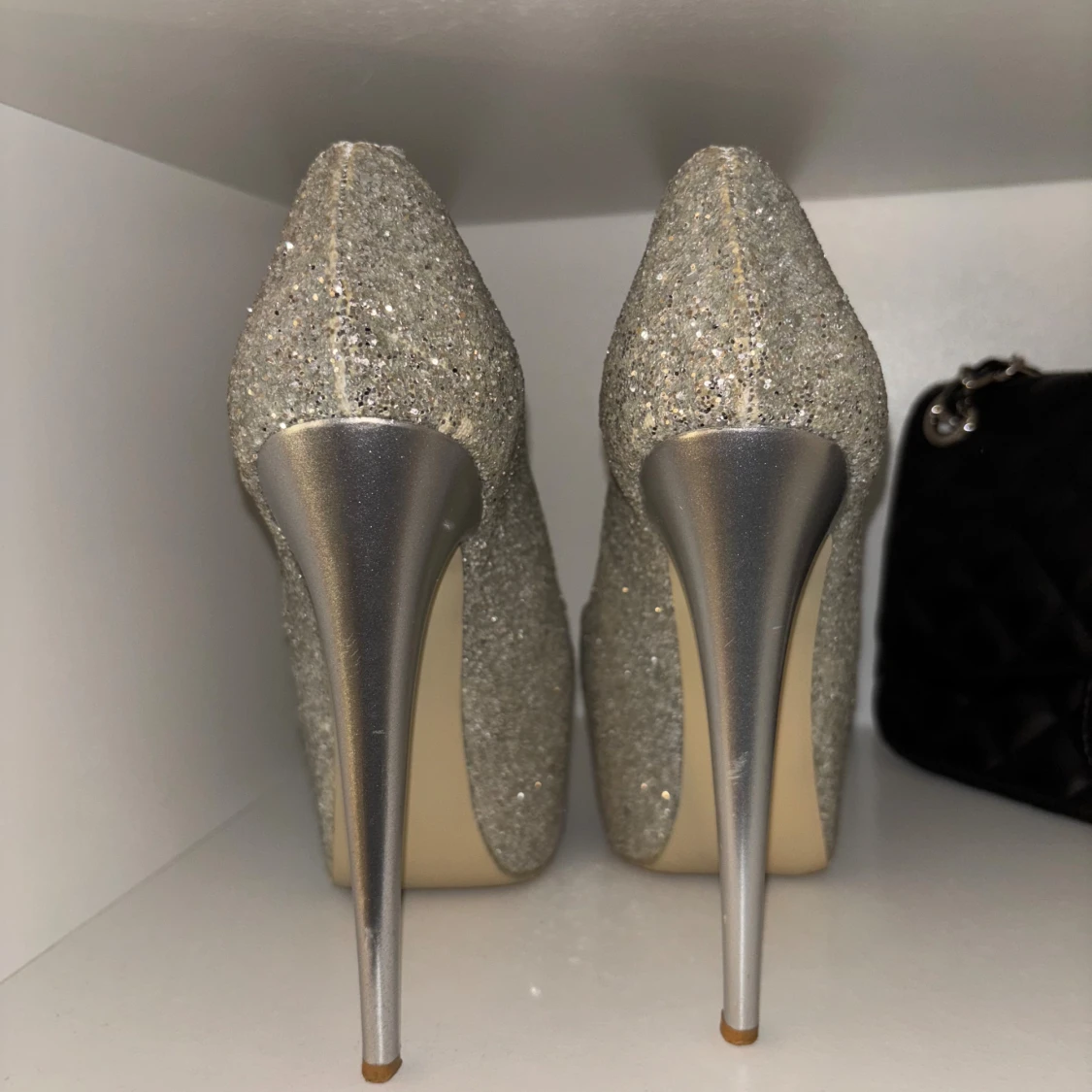 Glittriga silverfärgade pumps med platå - 1