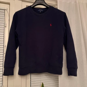 Ralph Lauren Tröja - Säljer en Ralph Lauren tröja i mycket bra skick. Passar perfekt för hösten och vintern. Passar nån som är ungefär 160-170cm lång. 14-16/XS.