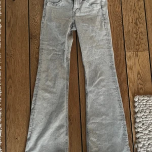 Lågmidjade jeans - Supersnygga lågmidjade jeans från hm i storlek 36 men sitter mer som en 34🥰