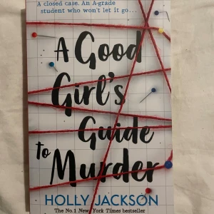 A Good Girl's Guide to Murder - En spännande och beroendeframkallande thriller om en smart student som vägrar släppa ett gammalt mordfall. Perfekt för dig som gillar mysterier, hemligheter och att följa ledtrådar. En modern deckare som håller dig på helspänn från första sidan!
