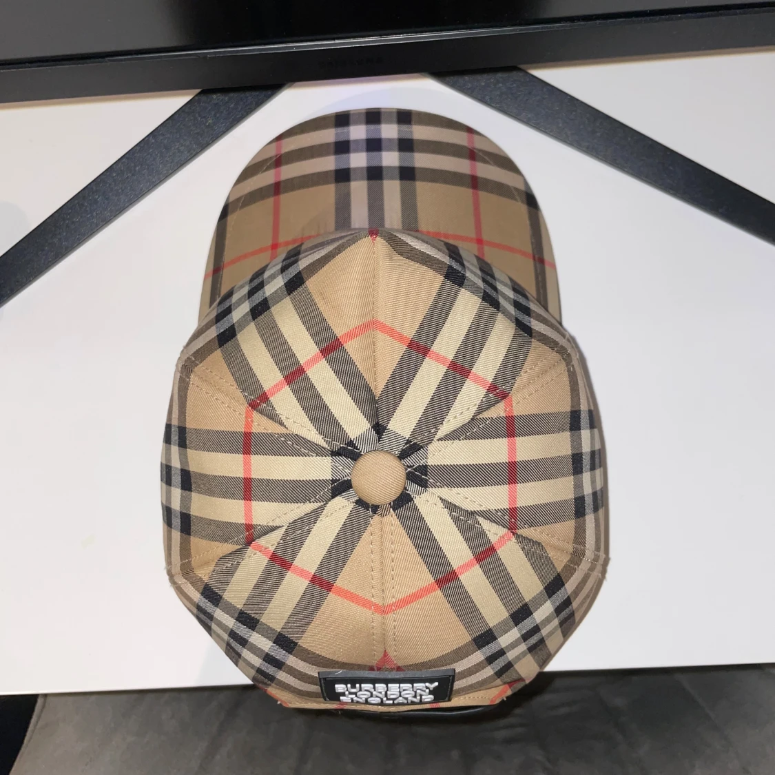 Burberry rutig keps i beige och svart - 3