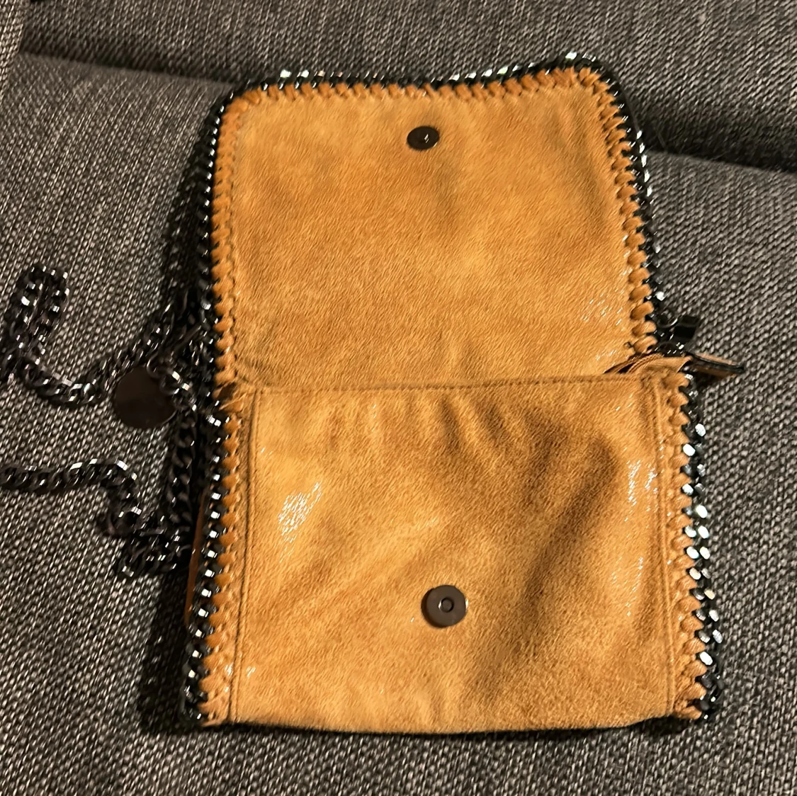 Brun mocka axelväska med kedja - 1