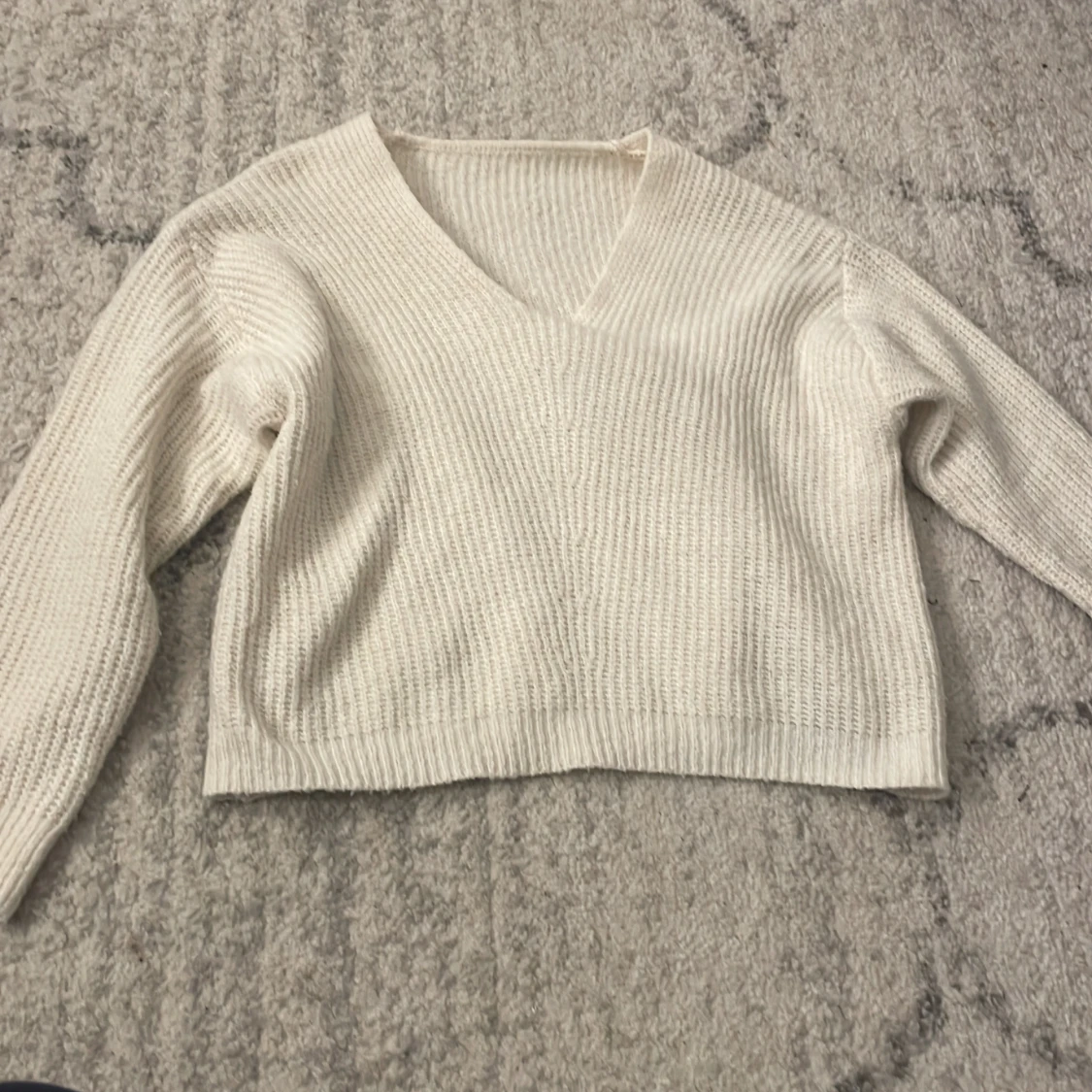 Vit stickad v-ringad tröja