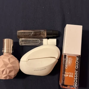 Ariana Grande parfymflaska - Trendig parfym från Ariana Grande, perfekt för dig som vill ha en snygg accessoar i väskan. 