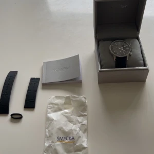 Calvin Klein svart/silver herrklocka - Hej säljer min Calvin Klein klocka som är endast använd 1 gång.