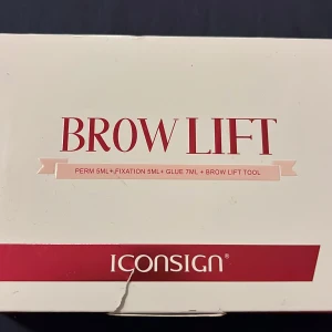 Brow Lift Kit från Iconsign - Brow Lift Kit från Iconsign med perm, fixation och glue i små flaskor med guldfärgade lock. Setet innehåller även rosa verktyg och borstar för att forma och lyfta brynen. Perfekt för att få snygga, stylade ögonbryn hemma.