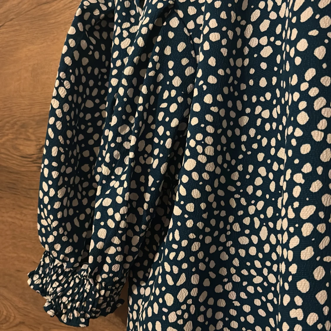 Blåvit prickig blus med puffärm - 1