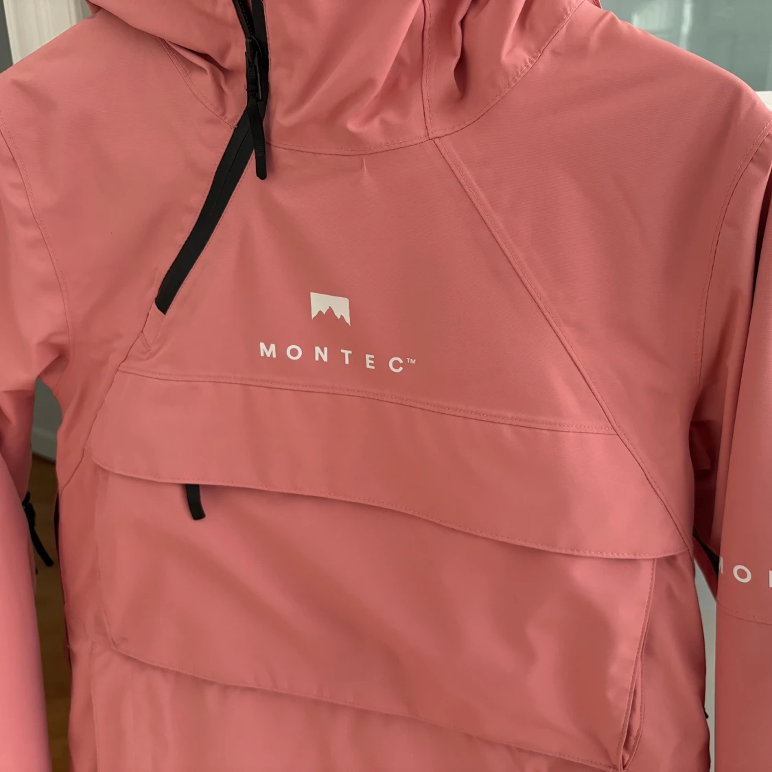 Rosa vindjacka från Montec med huva - 2