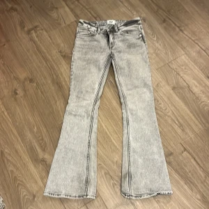 Bootcut jeans grå från lager 157 - Bootcut jeans från 157 i grå, stentvättad denim. Modellen är lågmidjad med klassiska fem fickor och markerade sömmar. Snyggt retro-vibe och passar dig som gillar en avslappnad men trendig look. Storlek XS Short. Säljer då dom tyvärr inte kommer till användning längre!