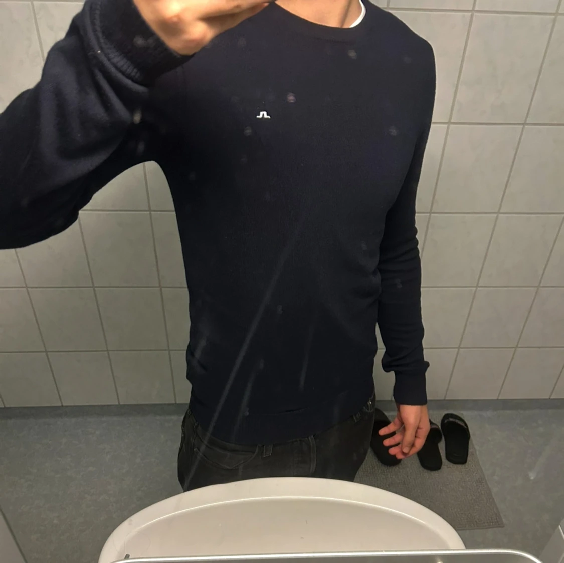 Mörkblå stickad tröja från J.Lindeberg