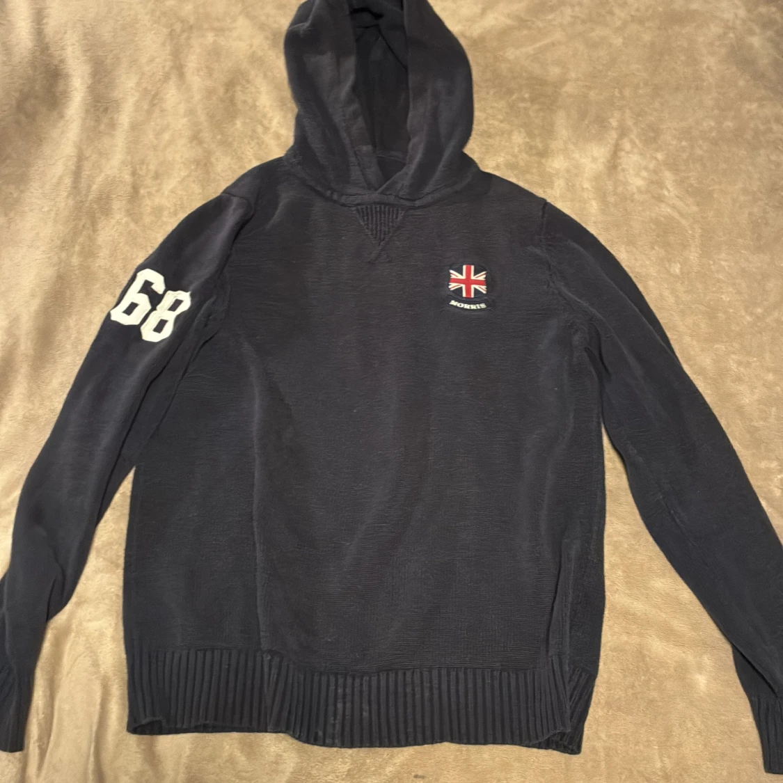 Mörkblå stickad hoodie från Morris