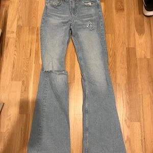 Zara jeans strl 36  - Ljusa Zara jeans i strl 36 (S). Modellen på bilden är 160 cm lång.  Lite slitna, smutsiga baktill där nere men annars mycket fint skick. Se alla bilder. Material: bomull och elastan.   